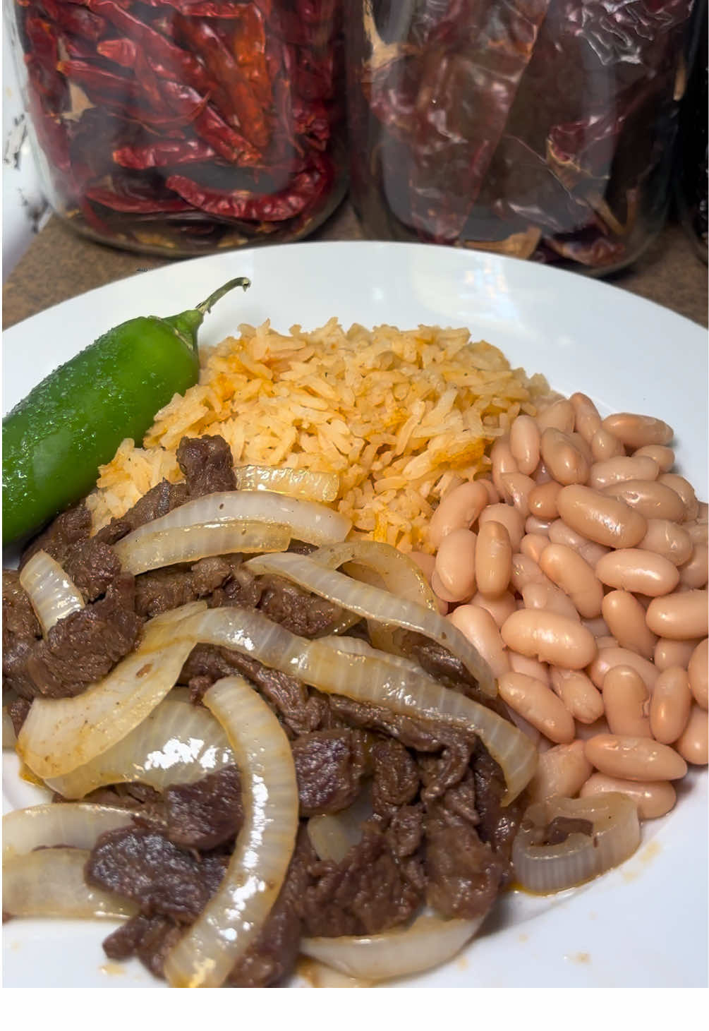 Bistec Encebollado 😋 A quién más le encanta la cebolla?! @LunchEAZE #luncheaze #luncheazepartner #bistecencebollado #bistec #chucksteak #beefchucksteak #cocinamexicana #cocinando #cocinandoconamor #mexicanfood #mexicanrecipes #recetas #recetasfaciles 