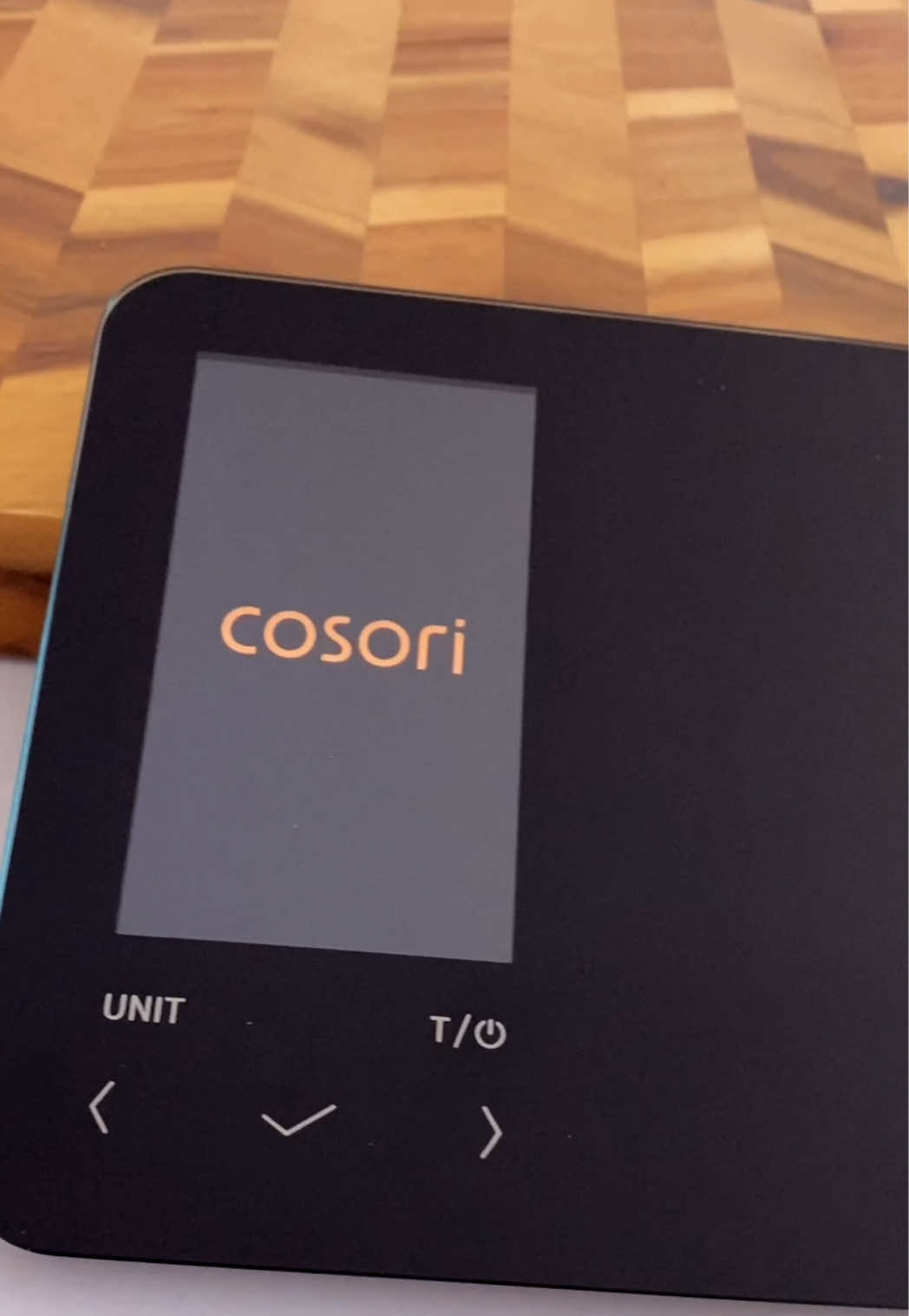 This smart scale From @COSORI Kitchen is a GAME CHANGER! It uses AI To help track your food.  🔥🔥🔥