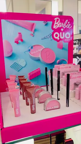 Quelle belle surprise en ouvrant les boites de commande!!  Une collection BARBIE X QUO BEAUTY 🩷🩷🩷🩷🩷🩷🩷🩷🩷🩷🩷🩷🩷 . . . #quobeauty #barbie #maquillage #blushrose #pressonnails #peptideliptint #fauxcils #vernisaongles @Pharmaprix @barbie 