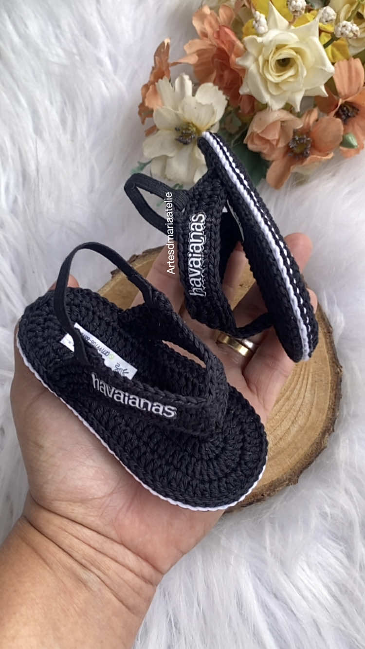 Um charme em cada pontinho! Essas sandalias foram feitas com todo carinho para deixar os pezinhos dos pequenos ainda mais estilosos! 🖤👣 Feitas à mão com amor!  ✅IINFORMAÇOES no Direct ou WhatsApp (27)997066690  ✅CATÁLOGO no WhatsApp (27)997066690  #maternidade #émenino  #feitoamao  #émenina #MaternidadeComEstilo #artesanatocapixaba #vitoriaespiritosanto 