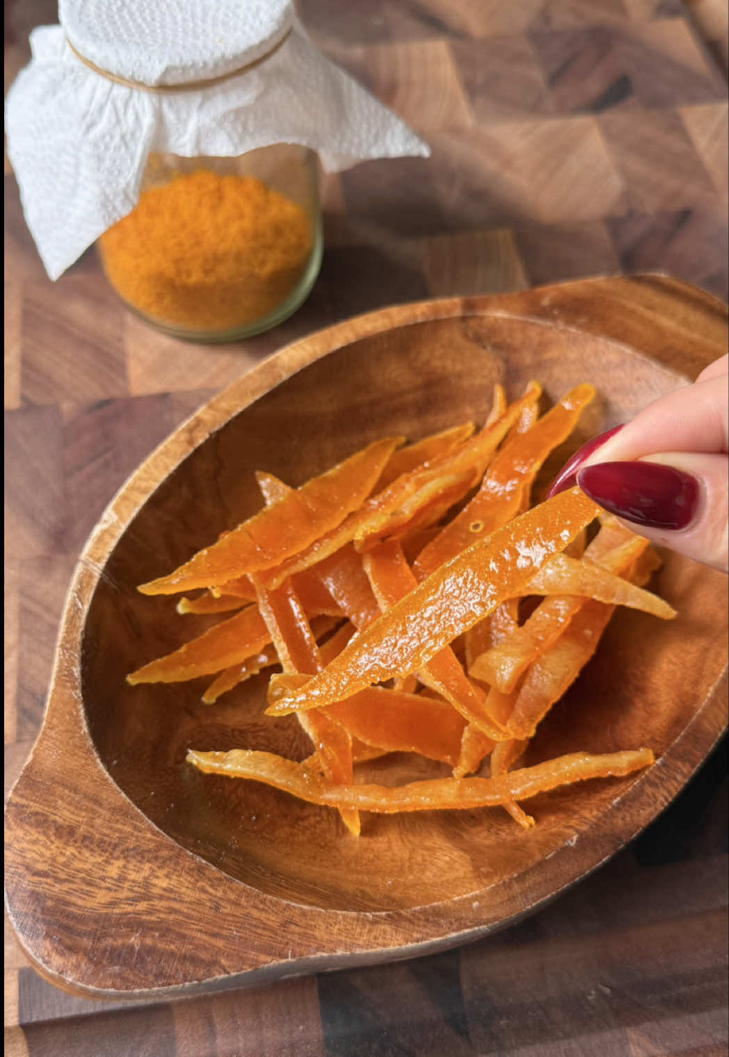 🍊Cocinando con 3kg de naranjas que encontré en oferta, MIERCOLES: que ni se te ocurra tirar las CASCARAS.  🧡CASCARITAS: -cascaras de 2 naranjas. -1/2 taza de azúcar. -1 taza de agua. Las podes dejar secando al aire libre 1-2 días, bañarlas en azúcar o deshidratarlas en el horno. Una vez secas ahí las podes bañar en chocolate y son una completa delicia. 🫖TE: -cascara de 1 naranja. -2 monedas de jengibre. -1c de miel. -algún te que les guste. -1 taza y 1/2 de agua. -chorrito de jugo de naranja, opcional. Posta me sorprendió lo rico que quedo este te. 🔥POLVO: Acá te recomiendo que vayas dejando secar en un platito las cascaras de las naranjas que vayas usando. Seguro te de fiaca pelar cada naranja que uses pero pensa que cuando necesites ralladura la vas a tener seca en un frasquito y no vas a correr riesgo de rallarte los dedos. A todo lo que le quieras dar gusto a naranja, le tiras un poco de esto 🙌🏻AZÚCAR: -mezclas aprox 100g de azúcar con la ralladura de 1 naranja. Si tenes pensado hacer un budín o torta, ES POR ACÁ. Lo prueban y después me cuentan. Atte: Kuli✨. . . . . #recetasfaciles #naranja #cascara 