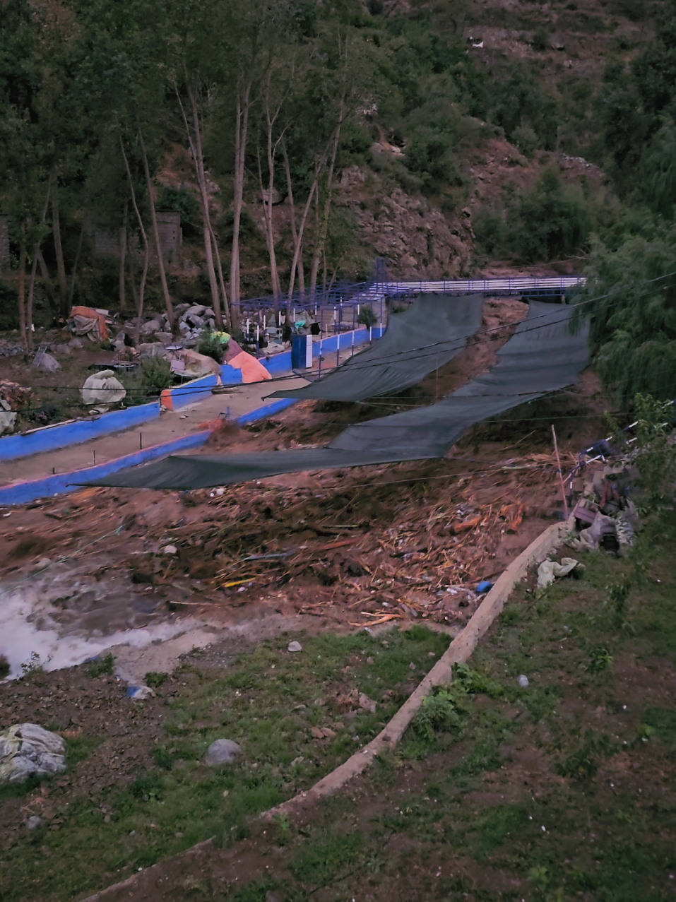 Witness the sheer power of nature as the calm river transforms into a raging flood. This moment reminds us how quickly things can change beauty and danger hand in hand. #Flood #RiverFlood #NaturePower #ExtremeWeather #فيضان #فيضان_نهر #مشاهد_طبيعية #جمال_الطبيعة #الفيضانات #منظر_رهيب #NatureLovers #POV #RainySeason #RawNature #ourika #fyp 