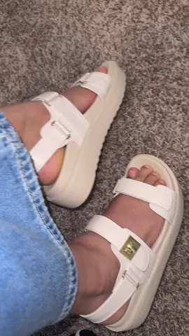 Aparte de que están súper bonitas están muy cómodas 🥰#shoes #parati #women #sandalias #viral #platformshoes #platforms #summervibes #cute 