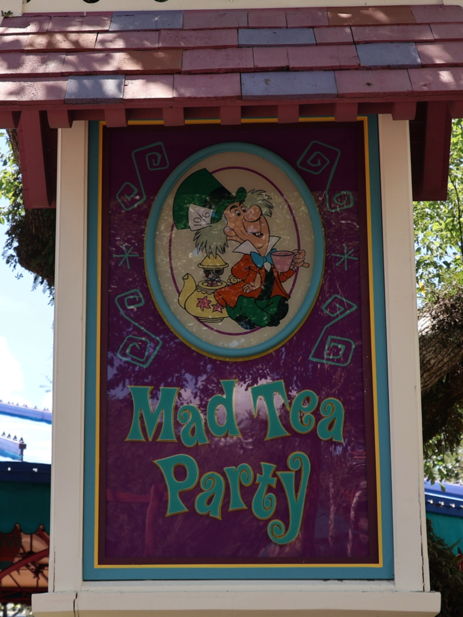 Speaker in the Mad Tea Party Ride #WaltDisneyWorld #DisneyWorld #madteaparty #teacups #aliceinwonderland #themeparkrideaudio #jbl #jblpro #jblcontrol30 #themeparkspeakers #prospeakers #speakerprofesional #professionalspeaker #professionalspeakers #pointsourcespeakers @jblaudio  @jblpro