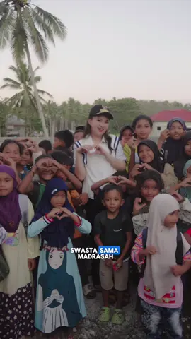 🎓 Sekolah Negeri sdh GRATIS! Mulai Juli 2025, SMA, SMK, SLB swasta dan Madrasah di Maluku Utara juga sudah bebas biaya sekolah. Kalau ada yang masih tagih uang komite — LAPOR! Kami jaga agar pendidikan tetap adil dan bisa diakses semua anak. 🏚️ Untuk warga penerima bantuan rumah layak huni (RTLH), Mulai Agustus ini, bahan dan upah renovasi akan mulai disalurkan langsung ke desa-desa. Satu per satu kita tuntaskan 🙏 #MalukuUtara #SekolahGratis #RTLH #PemprovMalut #Sherlylaos #gubsherly