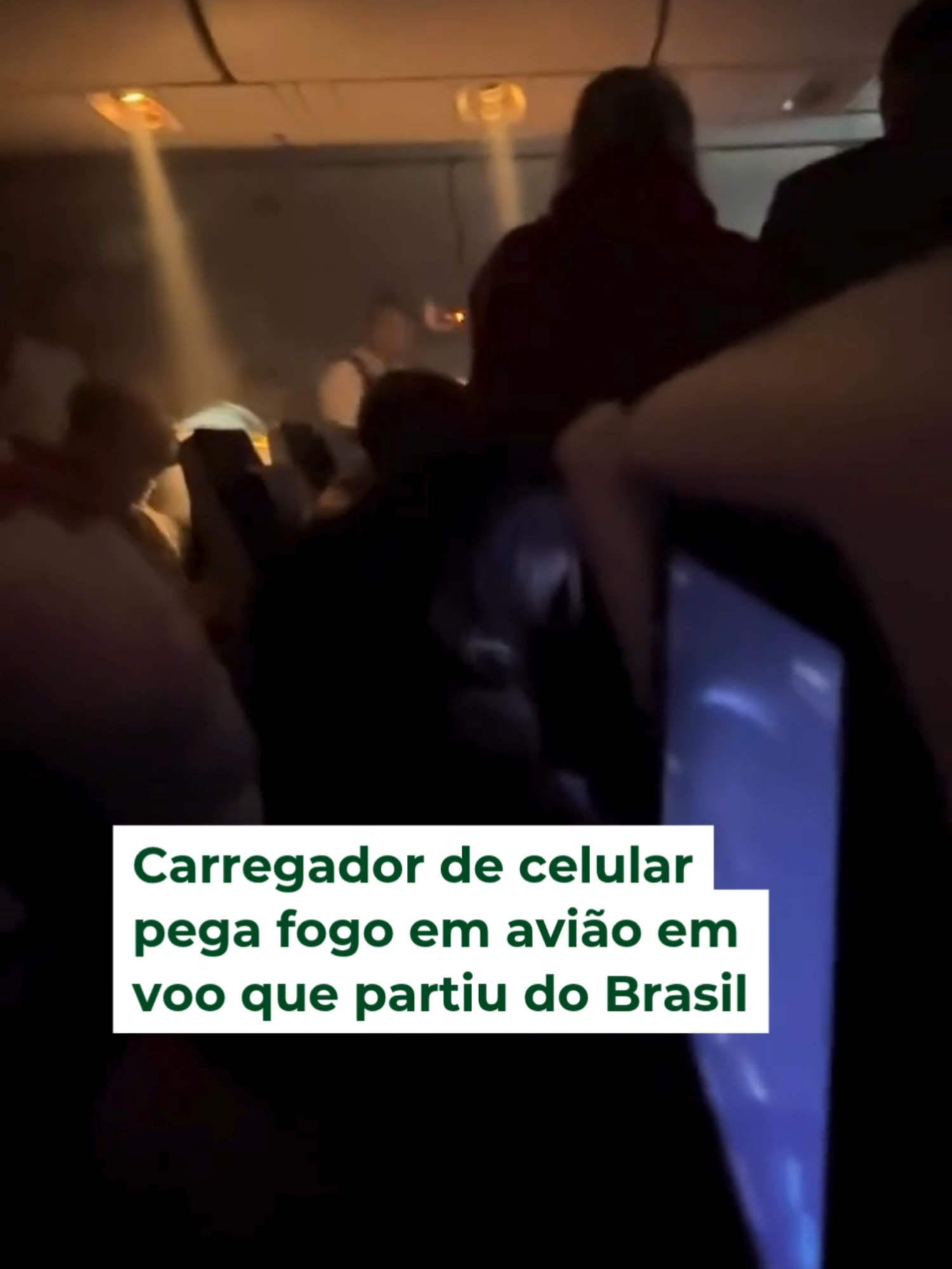 USTO - Um carregador de celular pegou fogo dentro de um avião durante voo entre São Paulo e Amsterdã, na Holanda, na manhã desta quarta-feira (6). Um passageiro carregava um carregador portátil, modelo 