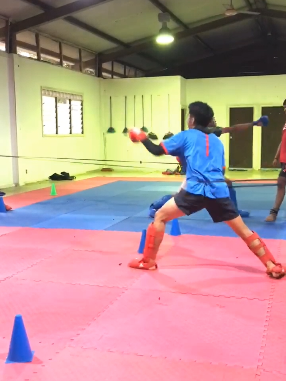 Resisted Movement Training simak manfaatnya 👇 🎯 1. Melatih Daya Dorong dan Ledakan (Explosiveness) Saat kamu melangkah maju (misalnya dalam oi-zuki, gyaku-zuki, atau serangan kumite), karet memberi tahanan. Ini memaksa tubuh mengeluarkan lebih banyak tenaga, sehingga ketika band dilepas: ➡️ Gerakan menjadi lebih cepat dan kuat 🦵 2. Menguatkan Otot Kaki dan Pinggul Karena tahanan berasal dari pinggang, otot utama yang bekerja adalah: Paha depan & belakang (quadriceps & hamstring) Glutes (pantat) Pnggul (hip flexors) Core (untuk menstabilkan) Ini meningkatkan kekuatan gerakan maju, tendangan, dan footwork. 🧠 3. Melatih Pola Gerakan yang Efisien Gerakan jadi lebih terkontrol dan presisi, karena kamu: Belajar menjaga postur tubuh Menghindari langkah salah atau berat ke belakang Memperkuat kuda-kuda (stance) saat berpindah posisi 🦶 4. Meningkatkan Footwork dan Akselerasi Resistance band membuat kamu bekerja lebih keras untuk: Bergerak maju cepat tanpa kehilangan keseimbangan Latihan shifting dan maai (jarak) jadi lebih efektif Membiasakan eksplosif dari posisi diam 🥋 5. Meniru Kondisi Sparring/Kumite yang Sesungguhnya Gerakan dengan tahanan membuat kamu siap menghadapi lawan yang aktif atau menekan. Setelah lepas karet: Kamu merasa lebih ringan, cepat, dan lincah Tubuh lebih siap untuk reaksi cepat dan serangan balik #KarateIndonesia #ForkiLutim #KarateSport #KarateAnak #DojoKarate #AtletMuda #KarateLuwuTimur #KarateUntukDamai #beladirianak #resistanceband 