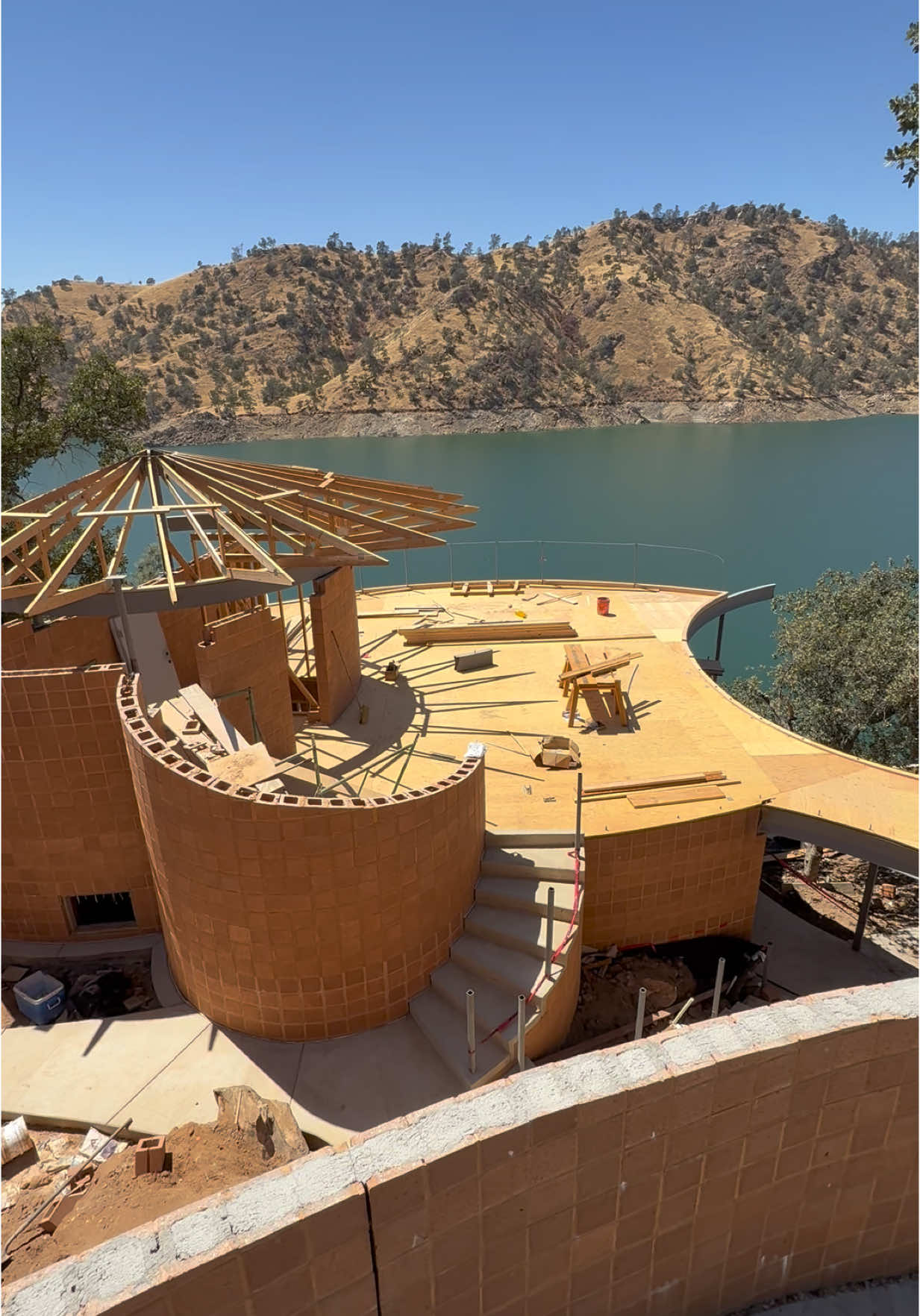 Making progress on this lake house 🙏