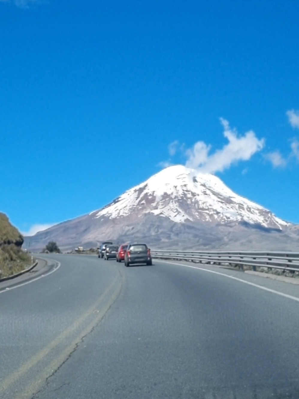 Las imágenes no le hacen favor a este coloso, seguir la ruta junto al Chimborazo es una experiencia realmente extraordinaria!! #chimborazo #andes #ecuador #roadtrip #paratiiiiiiiiiiiiiiiiiiiiiiiiiiiiiii 