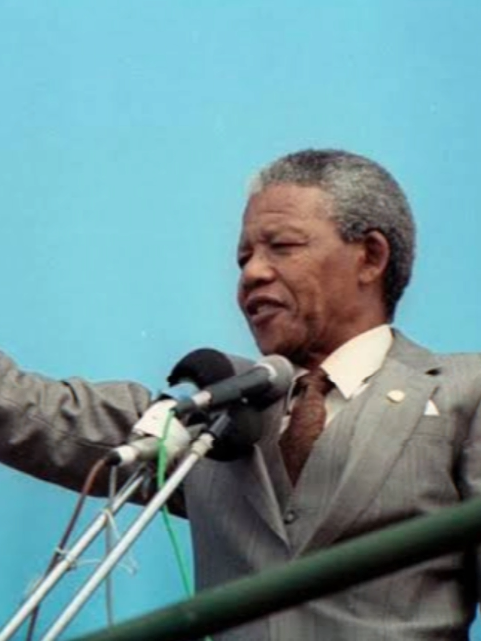 Nelson Mandela adalah seorang pejuang anti-apartheid dan presiden kulit hitam pertama di Afrika Selatan. Ia menghabiskan 27 tahun di penjara karena menentang sistem rasisme yang kejam. Setelah dibebaskan, ia memimpin negosiasi yang mengakhiri apartheid dan membawa negaranya menuju demokrasi. Ia dikenang sebagai simbol perdamaian dan rekonsiliasi karena keberhasilannya menyatukan Afrika Selatan yang terpecah belah. #CapCut #ham #aktivis #revolusioner #nenengisme? #marxism #fypシ゚viral 