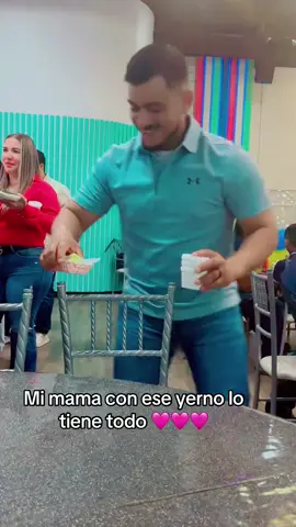 Mi marido siempre tan atento con mi mama ,y ella lo defiende como si el fuera el hijo y yo la nuera 🥴🥴🥴