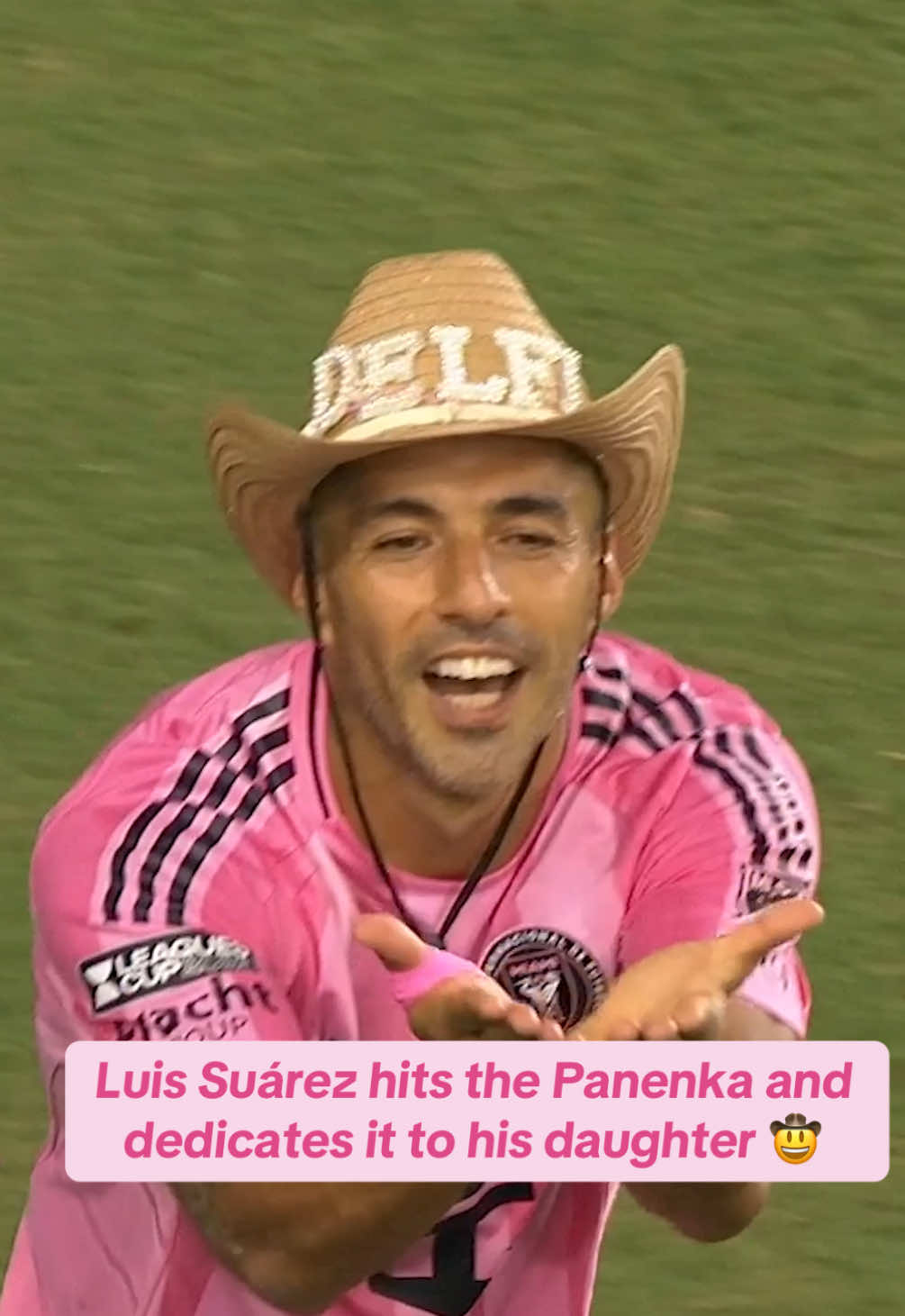 Suárez put on a hat with his daughter’s name on it for her birthday 🥳 #luissuarez #intermiami #MLS #leaguescup #pumas 