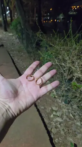 Seja raro, Mas não pelos bens que carrega, nem pelos aplausos que recebe. Seja raro pelo que habita dentro de vocé. Pela forma como enxerga o mundo, como trata o outro, como permanece luz mesmo em dias nublados. Tem gente que brilha por ostentação. Mas há aqueles cuja luz vem da alma, e esses, ah... esses săo inesquecíveis. #amor #raridade #entrega #paixão #amor #fim #relacionamento #novavida #recomeçar #raro #dedicação #reciprocidade #entendimento #compaixão #entendimento #amorpropio #amor❤️ 