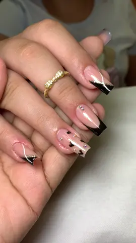 Alongamento com naturalidade 🖤✨ . . . #unhasluxuosas #posticarealista #gel #gelnails #pb #unhaspretas #unhasnaturais #naturalida #coracao #pedraria #kaisa #almondnails #unhasgringas #perfeicao #trasobraço #glob #francesinha #france🇫🇷paris #artetiktok #maolivre #pretinho 