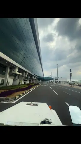 POV bawa BTT ( baggage Towing tractor ) ada yg tau kah pungsi BTT di area apron untuk apa saja  ??😀 #aviotionlovers #btt #gseoperator #bandarasoekarnohatta #fypage #fy #terminal3 #groundstaff #kulibandara✈ 