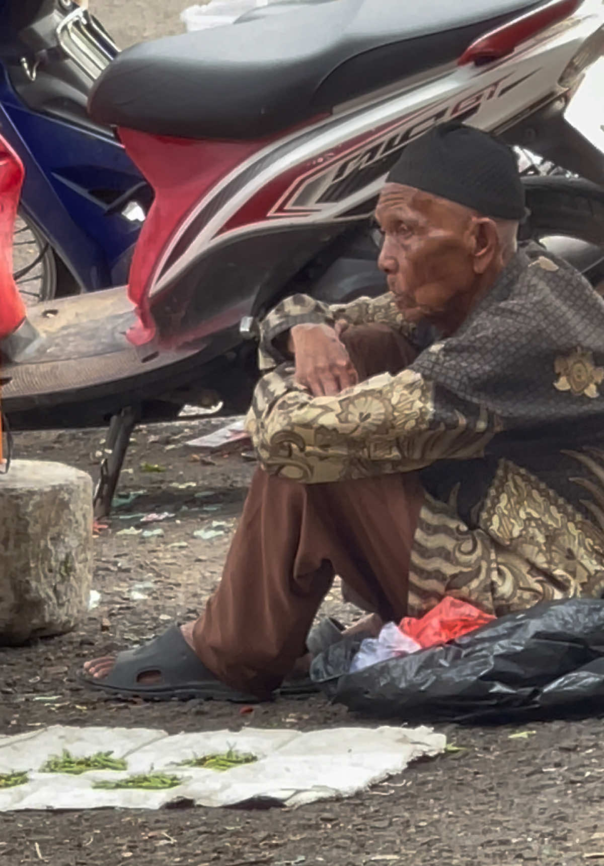 Kakek termenung , di usia nya sudah tua dia masih mencari nafkah #sad #fyp #viral 