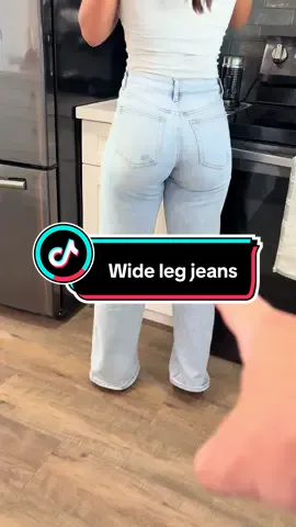 These oneso mid rise wide leg jeans are perfect ladies! #midrisejeans #widelegjeans #widelegpants #jeansthatfit #cutejeans 