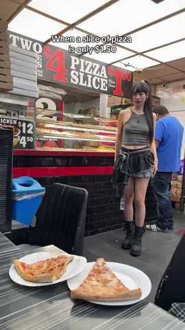 I’m gatekeeping #pizzalover #publicreaction #pizzagirl #meme #relatable 
