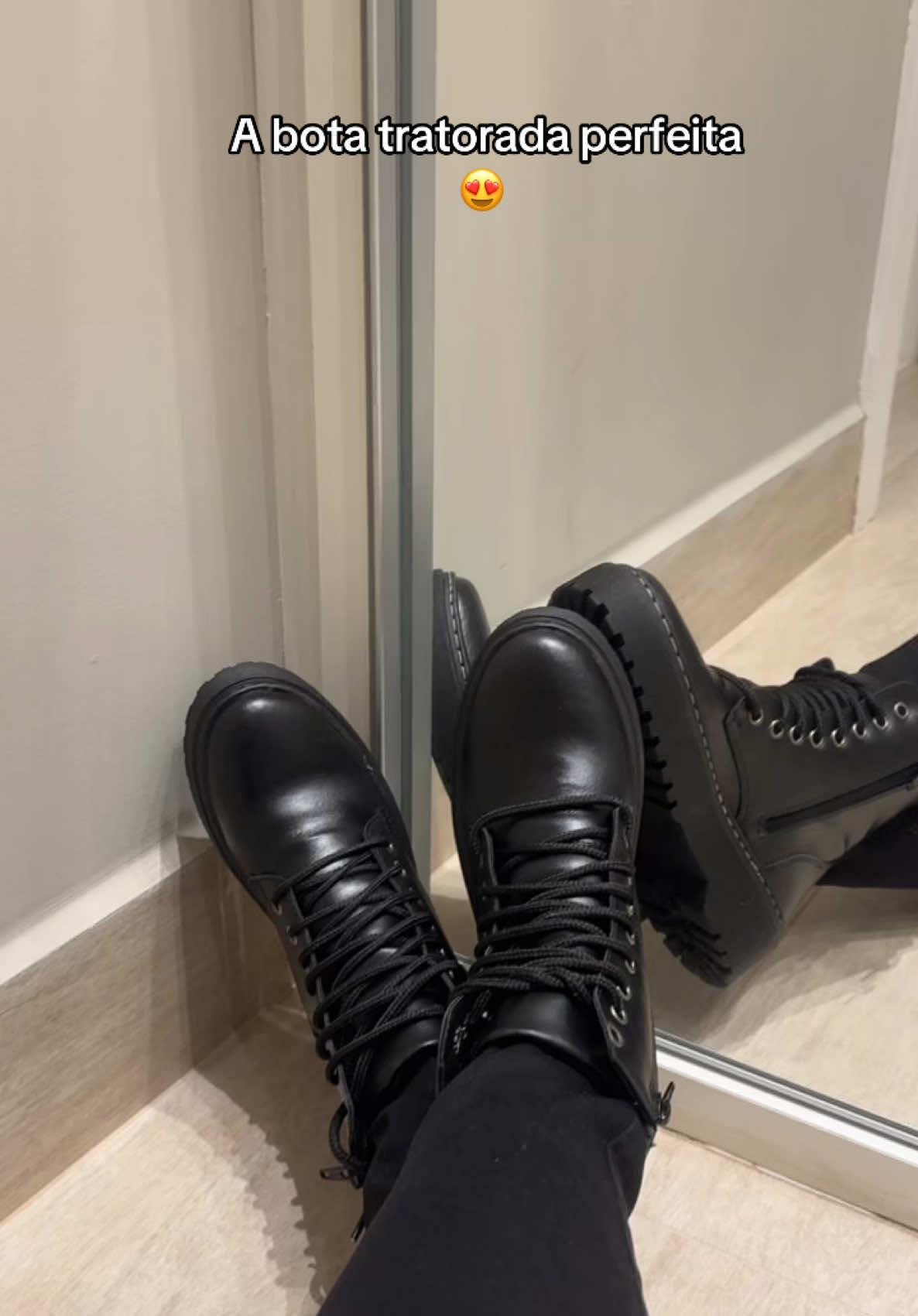 Bota coturno feminina com sola tratorada, zíper lateral e forro antibacteriano. Confortável, estilosa e super resistente! Ideal pra quem quer atitude no look sem abrir mão do conforto. #BotaCoturno #CoturnoFeminino #EstiloComConforto #LookInverno #BotaTratorada #ModaFeminina #AchadinhosTikTok #TikTokMeMostrou #Dubuy #BotaPreta #TikTokShop #PromoçãoTikTokShop #ForYou #PraVocê
