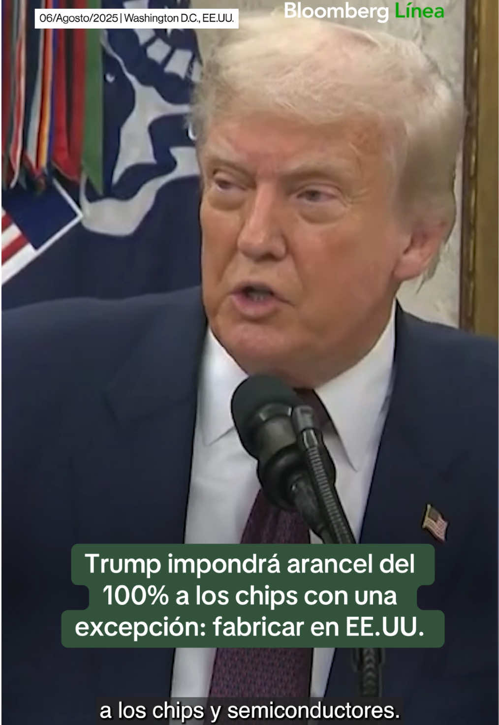Donald Trump dijo que impondrá un arancel del 100% a las importaciones de semiconductores con una excepción: que las compañías trasladen su producción a Estados Unidos. “Vamos a aplicar un arancel muy alto a los chips y semiconductores, pero la buena noticia para empresas como Apple es que, si construyen en Estados Unidos o se han comprometido a construir, sin lugar a dudas, a construir en Estados Unidos, no habrá ningún cargo”, dijo Trump a los periodistas. Apple invertirá US$100.000 millones en EE.UU. que incluirán un programa de fabricación diseñado para traer más producción al país. Entre los socios del Programa de Fabricación Estadounidense de la empresa figuran el fabricante de vidrio Corning, Applied Materials, Texas Instruments y otros, según informó la empresa. Esto dijo el presidente desde la Oficina Oval tras anunciar una multimillonaria inversión de Apple. Más detalles en el enlace de la biografía. #Apple #Semiconductores #Chips #Aranceles #Trump #AI #China