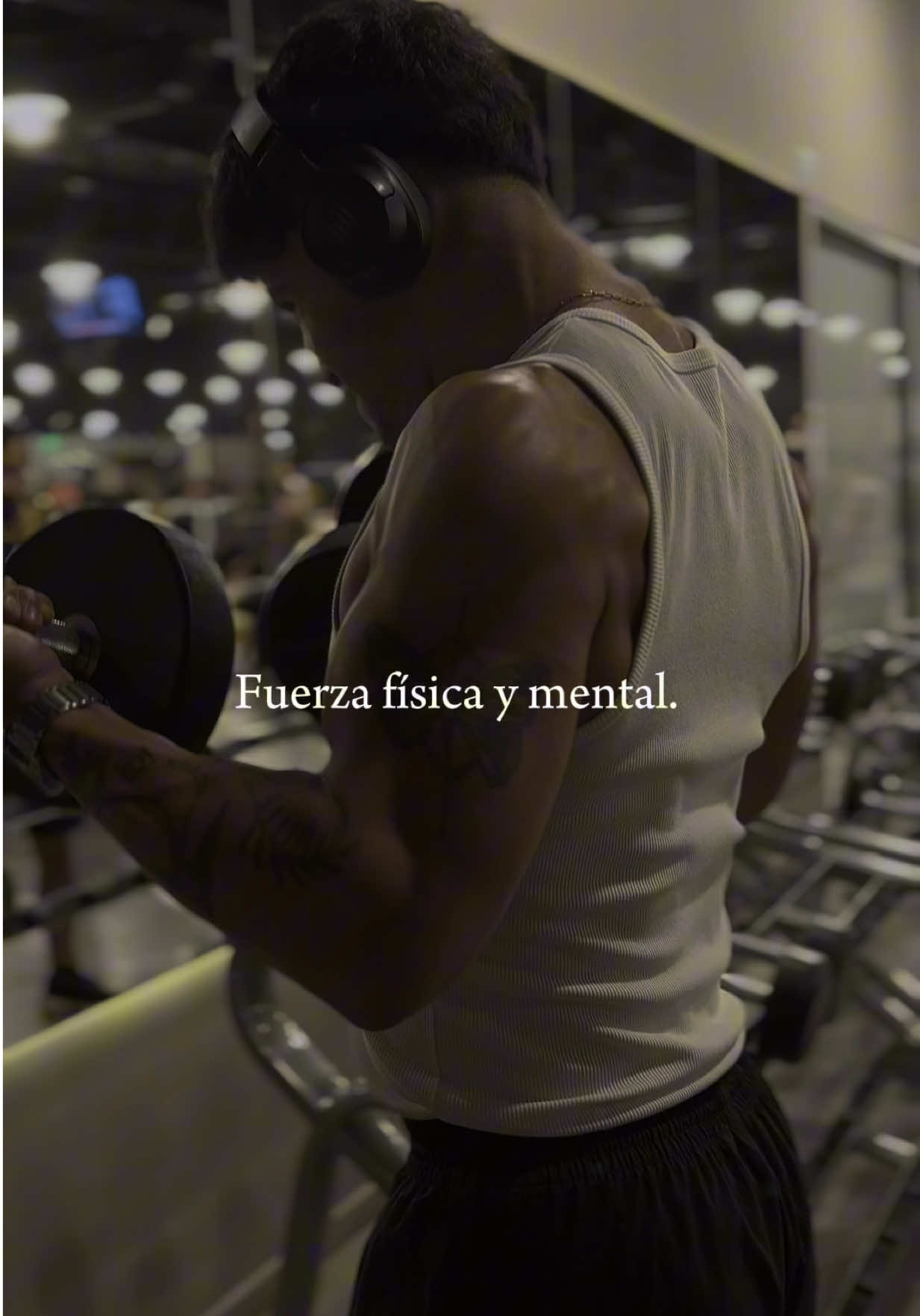 No entrenamos solo para vernos bien. Entrenamos para no rompernos por dentro. Para calmar la ansiedad. Para canalizar el estrés. Para no explotar. Para encontrar paz donde antes había caos. El físico es solo el reflejo de todo lo que estamos reparando adentro. Si estás pasando por un momento difícil, si sentís que no tenés rumbo o que perdiste el control… Empezá a entrenar. No por estética, sino por salud mental, por amor propio, por vos. 💥 10 tips para empezar en este mundo (de verdad): 	1.	No esperes motivación. Empezá con disciplina. 	2.	Entrená aunque no tengas ganas. Ahí es donde más sanás. 	3.	No busques resultados rápidos, buscá constancia. 	4.	No te compares con nadie. Competí con tu versión de ayer. 	5.	La técnica vale más que el peso que levantes. 	6.	Dormí bien. Comé bien. Tu cuerpo necesita pilares, no solo estímulos. 	7.	Rodeate de personas que sumen, no que resten. 	8.	La ansiedad no se elimina, se transforma. Y el entrenamiento es una gran vía. 	9.	No te castigues si fallás un día. Volvé al otro. Siempre volvé. 	10.	Hace esto por vos. No por redes, no por aprobación. Por vos. No me sigas por lo que ves. Seguí esta cuenta por lo que vas a descubrir en vos mismo. Esto recién empieza. . . . . #motivacion #amorpropio #reflexion #constancia #factos 