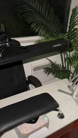 Li fè travay li #1fanmlakay #survivingsheila #kindlysheila #neatfi #neatfilamp #nailtechlamp #officelamp #lamp 