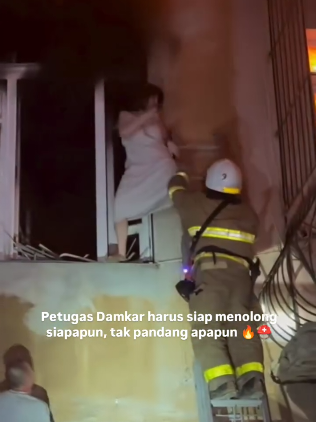 memang damkar terbaik 🔥⛑️ . #infok3 #hsemedia #mediahse #hseindonesia #safetyfirst #safetyworker #keselamatankerja #kesehatankerja #safetybodyharness #migas #pertamina #sobatk3 #k3konstruksi #helmsafety #helmproyek #k3umum #keselamatandankesehatankerja #k3transportasi #toolboxmeeting #konstruksi #safetywoman #wanitahse #safetyman #pekerjaansafety #apd #proyekpltu #proyekkonstruksi #safetyofficer