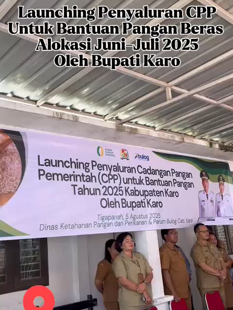Perum Bulog Kantor Cabang Karo menggelar kegiatan Launching Penyaluran Cadangan Pangan Pemerintah (CPP) untuk kegiatan Bantuan Pangan alokasi Juni-Juli 2025 Kabupaten Karo, dilaksanakan di Kantor Kecamatan Tigapanah pada hari Selasa, 5 Agustus 2025. Kegiatan ini turut mengundang bapak Bupati Karo, Brigjen Pol (Purn) Dr. dr. Antonius Ginting, Sp.OG, M.Kes. Penyaluran bantuan pangan ini merupakan bagian dari program pemerintah dalam rangka mendukung stabilitas ekonomi nasional dan juga menjaga tingkat inflasi, sehingga masyarakat khususnya yang berpenghasilan rendah dapat terbantu untuk memenuhi kebutuhan pangan pokok keluarga. #bulogkaro #bulog #karo #bantuanpangan2025 #buloghadir