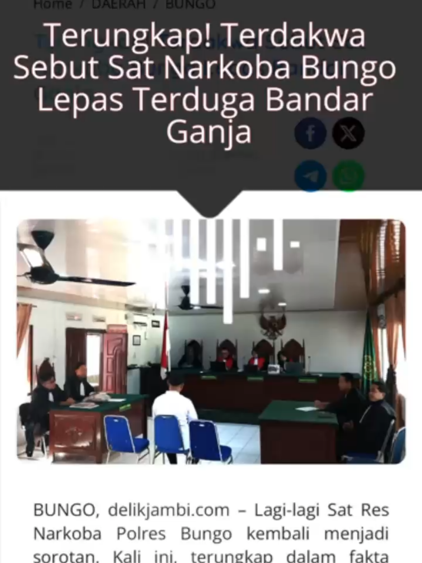 BUNGO, delikjambi.com – Lagi-lagi Sat Res Narkoba Polres Bungo kembali menjadi sorotan. Kali ini, terungkap dalam fakta persidangan kasus penyalahgunaan narkotika dengan terdakwa Rahmad Amin Hasibuan, yang digelar di Pengadilan Negeri Muara Bungo, Rabu (06/08/2025). Dalam persidangan yang dipimpin oleh Dyah Devina Maya Ganindra, S.H, terdakwa  Rahmad Amin Hasibuan menyebutkan bahwa bandar yang memesan barang padanya tersebut ada saat penangkapan dirinya, namun tidak ikut ditangkap. “Pemesan ganja tersebut namanya Doni, saat polisi menangkap saya, Doni tersebut ada di lokasi. Sebelumnya ganja tersebut di cek oleh Doni lebih dulu, baru kemudian polisi menangkap saya dari belakang,” ujar terdakwa Rahmad. Mendengar keterangan dari terdakwa tersebut, kemudian Jaksa Penuntut Umum (JPU) Ricky Amin Nur Hadywianto, SH bertanya kepada terdakwa kenapa pemesan yang bernama Doni tersebut tidak turut ditangkap. “Kalau itu tidak tau saya pak. Karena saya sudah panik aja pas tiba – tiba ditangkap dari belakang. Kemudian saya dibawa ke kantor oleh pihak kepolisian,” jelasnya. Dalam persidangan tersebut terdakwa juga menyebutkan bahwa ia berkenalan dengan bandar yang bernama Doni tersebut di tempat tambal ban di wilayah Simpang Jambi, Kelurahan Manggis, Bungo. “Kalau ganja tersebut asalnya dari teman saya Siregar. Ganja dengan berat kotor 1 KG tersebut akan dijual kepada Doni dengan harga Rp 2 juta. Dari penjualan itu saya dijanjikan upah sebesar Rp 1 juta,” jelas terdakwa. Dalam keterangannya kepada majelis hakim, terdakwa mengatakan ganja tersebut dibawanya dari Padang, Sumatra Barat dengan mobil truk Hino dengan nomor polisi B 9098 UO yang ia kendarai. “Jadi saya ini sopir truk, sebelumnya saya bongkar muatan di Padang. Kemudian saya ditelfn oleh teman saya sesama sopir yang bernama Regar. Saya ditawarinya membawa ganja ini sebagai tambahan penghasilan,” jelasnya. Awalnya, kata terdakwa, ganja tersebut akan diambil oleh Doni di tambal ban Simpang Jambi. Karena sesampai disana nomor Doni tak aktif, maka ganja tersebut ia bawa ke rumah makan Mandailing Natal di Dusun Babeko. “Jadi transaksinya di rumah makan Mandailing Natal di Dusun Babeko, Kamis tanggal 27 Februari 2025 sekira pukul 20.30 WIB. Kalau untuk teman saya yang bernama Regar sebagai pemilik barang barhasil melarikan diri,” sebutnya. Sidang akan kembali dilanjutkan pada Rabu (13/08/2025), dengan masih beragendakan mendengarkan keterangan saksi. @polda_jambi @Polres Bungo @Divisi Humas Polri Official @bidpropampoldajambi #satnarkobabungo #satrespolresbungo 