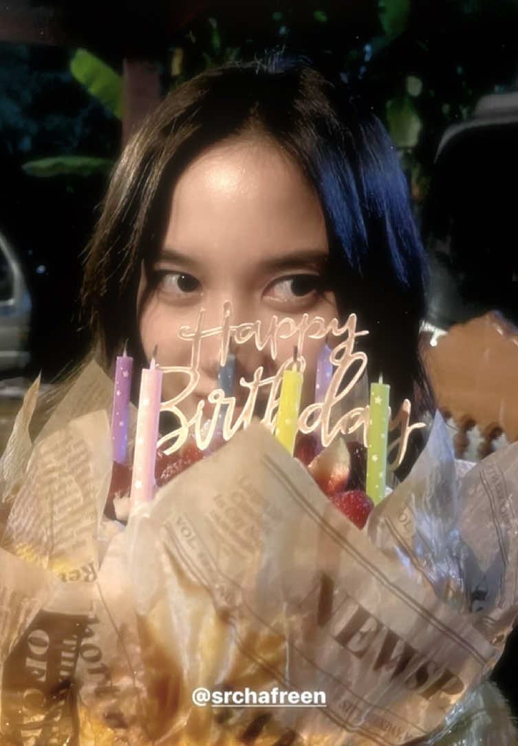 ꒰ ₊˚08/08/1998 - 08/08/2025 ₊˚⋅꒱ 𝜗𝜚 đầu tiên thì mình chúc em thỏ sinh nhật vui vẻ. 𝜗𝜚 chúc em tuổi mới sẽ thật rực rỡ thật xinh đẹp, sanh thần an nhiên, một đời bình an. 𝜗𝜚 mới đây nhanh thật, mình đã cùng em đón sanh thần năm thứ 3 kể từ lúc bên em rồi.  𝜗𝜚 mình đã từng chứng kiến em bị mọi người ghét, bị quay lưng như chưa từng xem em là thần tượng mà họ đã yêu quý, họ thậm chí có thể buông lời không hay với em. 𝜗𝜚 nhưng rồi em vẫn là em, em vẫn sống cuộc sống của mình, em vẫn không ngừng nỗ lực từng ngày và mình cũng thấy điều đó.  𝜗𝜚 dù cho có ai rời đi hay ở lại thì em vẫn yêu thương tụi mình, em vẫn không ngừng cố gắng bản thân. 𝜗𝜚 em có thể không quá xuất sắc hay giỏi giang trong mắt người ngoài nhưng đối với mình thì em thật sự giỏi.  𝜗𝜚 em không dùng lời nói để chứng minh, mà em đã dùng hành động em đã giỏi như thế nào.  𝜗𝜚 em cũng là vitamin, là mặt trời nhỏ trong tim của mình. 𝜗𝜚 mong em có thể sống cuộc đời em muốn, làm những việc mà em thích, yêu người em mà muốn yêu.  𝜗𝜚 cuối cùng, mình mong em sẽ mãi hạnh phúc, không buồn bã, không lo âu, mỗi ngày sẽ chỉ có những niềm vui.  thương em, sarocha bé nhỏ. #srchafreen #wyedrln_ 