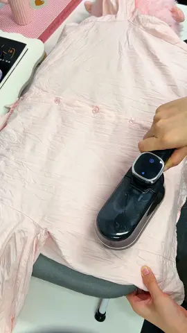 From silk to denim! Smart steam for all fabrics. 👗❄️ #iron #miniiron #steamiron #familymusthave #clothes #handheldiron #level #playhot #tiktokshopbacktoschool #playhotdy 