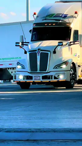 #autoexpresssegivia #chingoneriasermexicano🇲🇽✌️😎 #trailerosmexicanos🇲🇽💯😎 #kenwortht680 