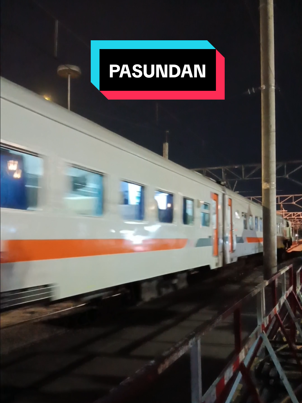 Pasundan arah Surabaya Gubeng sebelum ganti rangkaian  #keretaapi #railway #perlintasankeretaapi #railroadcrossing #stasiunkeretaapi #railwaystation #fyp 