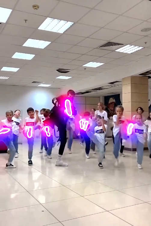 Tuzelity shuffling dance #streetdance #freestyledance #streetdancer #freestyle #hiphopdance #hiphopdancer #hiphop #shufflingdance #dancecompetition #fyp #foryou #viral 