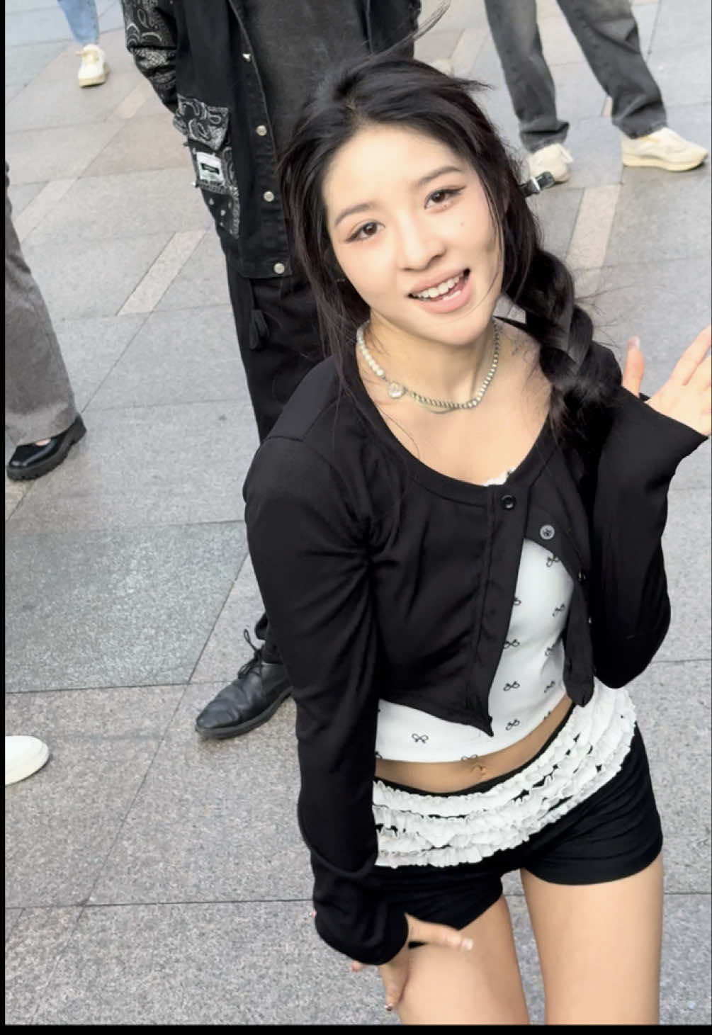 女友视角的刚巴爹 户外尬舞 无美颜第三视角 欢迎来抖音看阿梓直播 #阿梓不可爱 #gambaregambare #dance #chinesegirl #fyp 
