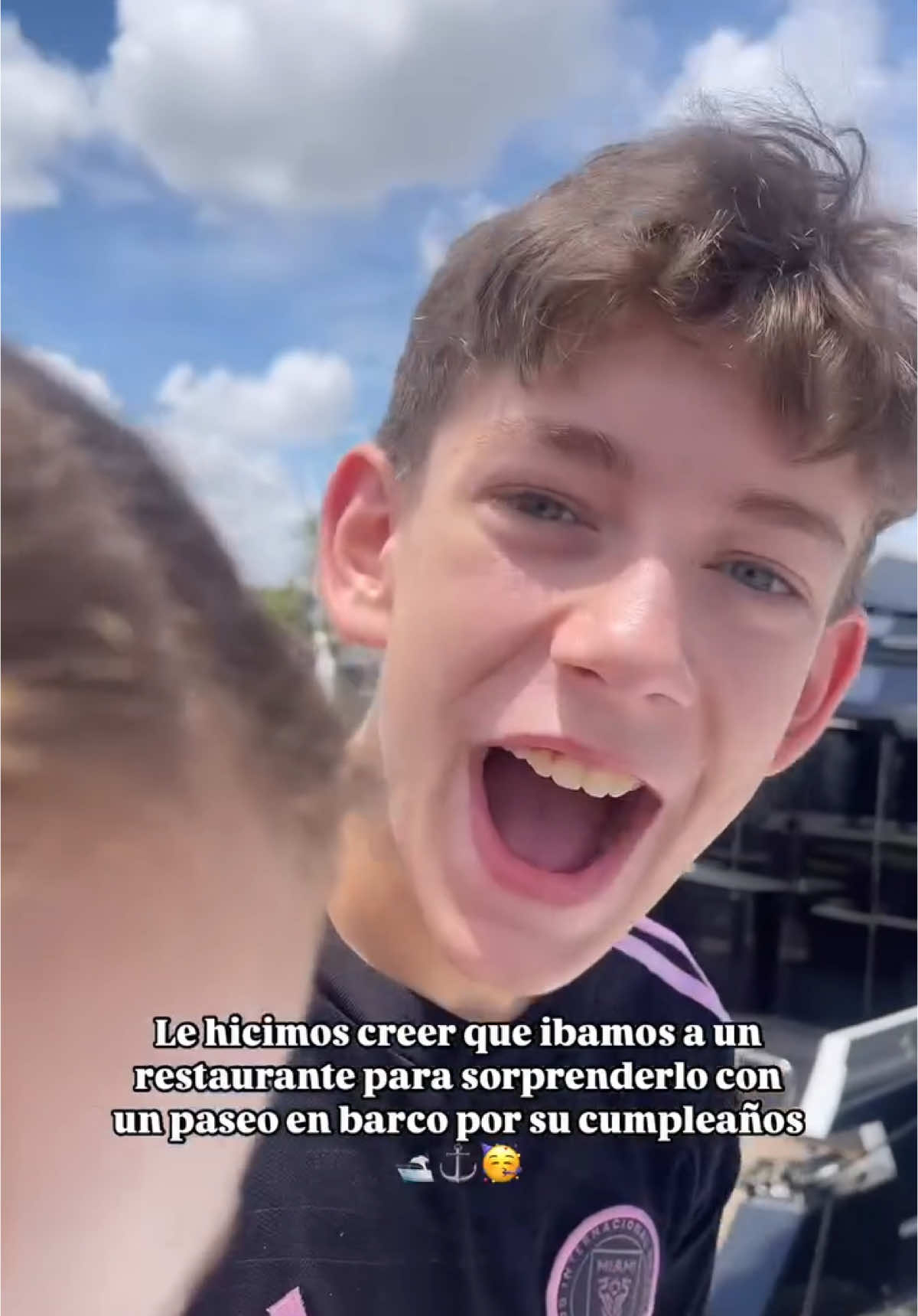 No paraba de dar GRACIAS 🥹 Este plan por su cumpleaños #12 le pareció BUENÍSIMO 🙌 Dice que es #TheBestBirthdayEver 🥳 La pasamos genial en este barco de @305yachtrental ⚓️ En el próximo video les subo el vlog de la experiencia completa 🛥️ 🎈 @damian  🎂 @Lais’s Paradise  🍔 @Yoyos Burgers  #Agradecido #CumpleañosFeliz #Surprise #Felicidad #FamiliaUnida #NiñoFeliz #Coparenting #PaseoenBarco #Cumpleañero #Motherhood #InstaFamily