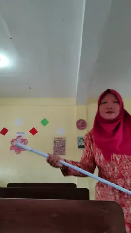 guru kelas satu menyapu dulu sebelum pulang #gurukelas  #semangatterus💪🙏🥀✨  #semangatberjuang  #kemendikbud 