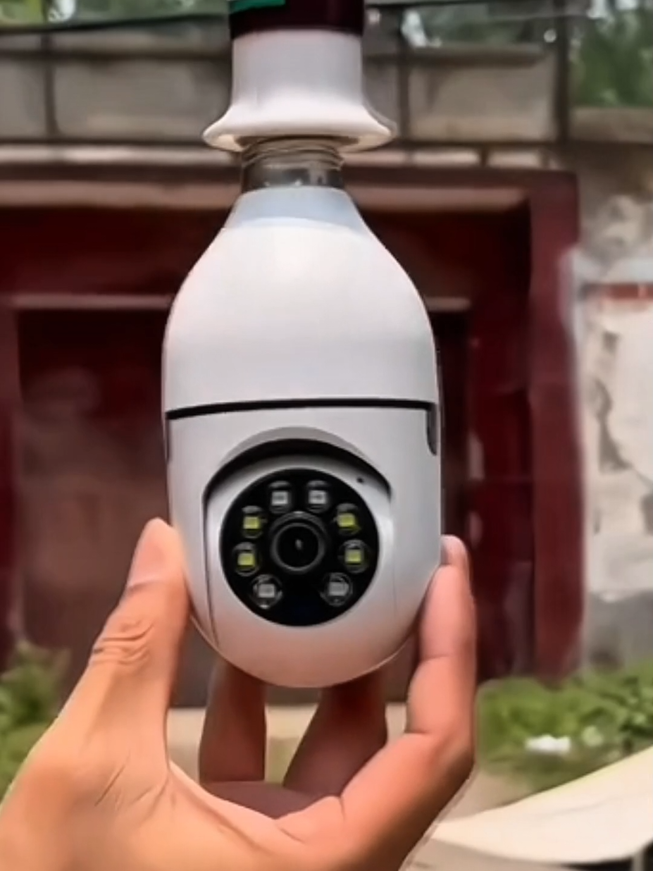 Essa câmera Wi-Fi 360º encaixa direto no bocal da lâmpada, sem fios, sem furação e com visão noturna em Full HD! 💡 Instale em segundos e monitore tudo pelo celular, de onde estiver.#CâmeraDeSegurança #CâmeraWiFi #SegurançaResidencial #Câmera360 #visãonoturna 