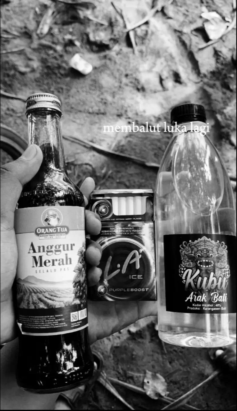 Berikut resep membuat martabak yang lezat: _Bahan Martabak_ Untuk kulit martabak: 1. 2 cangkir tepung terigu 2.1/2 cangkir tepung tapioka 3.1/2 sendok teh garam 4.1/4 sendok teh baking powder 5. 1/4 sendok teh baking soda 6.1 butir telur 7.1 cangkir air 8. Minyak goreng untuk olesan Untuk isian martabak: 1. 250 gram daging sapi atau ayam cincang 2.1/2 cangkir daun bawang iris 3.1/2 cangkir bawang merah cincang 4. 2 siung bawang putih cincang 5.1 sendok teh garam 6.1/2 sendok teh merica 7.1/4 sendok teh penyedap rasa (opsional) _Bahan Tambahan_ 1. Telur ayam untuk olesan 2. Minyak goreng untuk menggoreng _Cara Membuat_ 1._Buat kulit martabak_: Campur tepung terigu, tepung tapioka, garam, baking powder, dan baking soda. Tambahkan telur dan air, aduk hingga rata. Istirahatkan adonan selama 30 menit. 2._Buat isian martabak_: Campur daging sapi atau ayam cincang, daun bawang, bawang merah, bawang putih, garam, merica, dan penyedap rasa. Aduk hingga rata. 3._Pipihkan adonan kulit_: Pipihkan adonan kulitmartabak tipis-tipis. 4._Tambahkan isian_: Letakkan isian martabak di tengah adonan kulit, lipat adonan menjadi bentuk segi empat atau segi tiga. 5._Goreng martabak_: Goreng martabak dalam minyak panas hingga berwarna keemasan. 6._Sajikan_: Sajikan martabak hangat dengan saus atau kecap manis. _Tips_ 1. Pastikan adonan kulit martabak tidak terlalu tebal atau tipis. 2.Jangan menggoreng martabak terlalu lama, agar tidak terlalu berminyak. 3. Anda dapat menambahkan isian lain seperti keju atau sayuran. Selamat mencoba!
