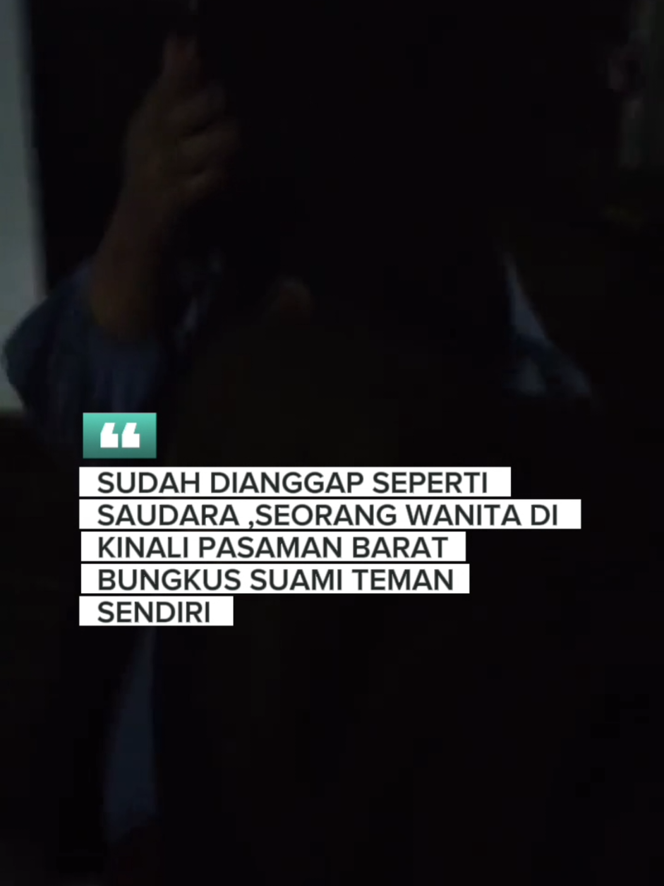 Seorang wanita di Kinali Pasaman Barat kepergok selingkuh dengan suami saat pulang dari Liburan ke Bukittinggi Wanita ini tertangkap basah oleh temamnya yang merupakan Istri dari Selingkuhannya tersebut. “Pulang habis pergi Jalan-jalan ke Bikittinggi sampai rumah dikasih kejutan malam-malam  suamiku bawa selingkuh sama temanku sendiri,” kata Sang Istri. Menurut keterangan saksi,kejadian tersebut terjadi pada hari Rabu 6/8/2025 #pasaman #pasamanbarat #selingkuh 