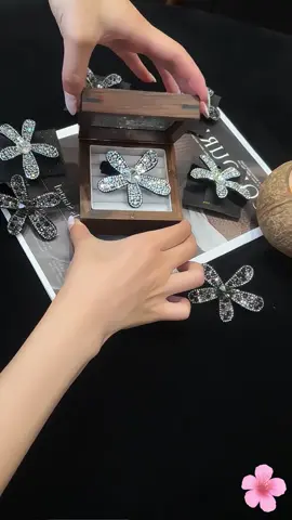 Kẹp tóc hoàn hảo cho mùa hè, sáng bóng và sành điệu