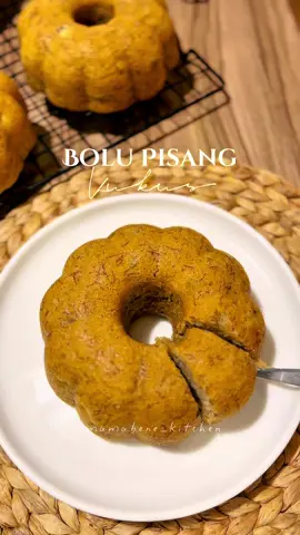 Kalo punya pisang yang bonyok jangan dibuang.. mending pake bikin bolu pisang kukus.. enaakkk bangeettt..  Bolu Pisang Kukus Resep Luvita Ho Bahan : 300gr pisang, ditimbang setelah dikupas, pisang wajib bonyok supaya seratnya nanti cantik dan rasa bolunya enak 3butir telur 135gr gula pasir 1/2sdt vanili 186gr terigu pro sedang 1/2sdt kayumanis bubuk 1,5sdt baking soda 135gr minyak sayur Ini no mixer no oven..  #bolupisang #bolupisangkukus #bolupisangresep #resepbolupisangkukus #bolukukuslembut #antigagal  #fyp 