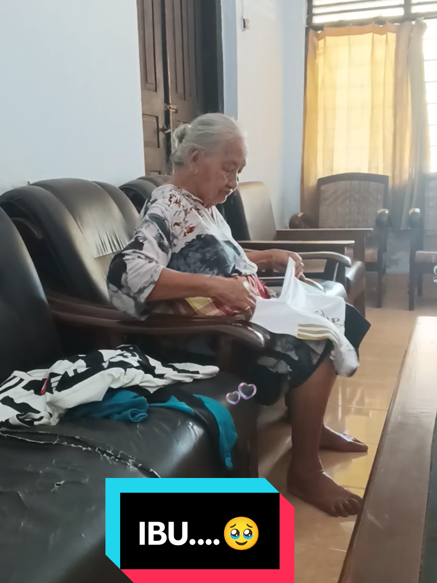 MELIPAT BAJU UNTUK ANAKMU...SEHAT NGGEH MBOK. #surgadidunia #ibu #tiadadoaygtulusselaindoaibu #kasihibusepanjangmasa #
