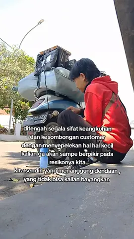 BACA INI . ini mungkin bisa jadi ungkapan untuk semua kurir , apakah kalian ngerti tentang belanja online?sistem cod? secara sadar mungkin kalian pesan paket , belanja online itu dengan kesadaran penuh dengan kesadaran bahwa kalian punya uang untuk bayar paket itu kan? kenapa kalian selalu menyusahkan kita , mengganggu bahwa ini gampang . kita kirim paket kalian itu udah sesuai datangnya paket , sesuai SOP kantor . kalo paket dikirim sekarang jangan minta besok , terus aja besok apalagi di retur.siapa yang dirugikan?kita juga , seller yang nanggung ongkir nya tokonya . jangan seenaknya maen retur retur aja . padahal gampang ko , mungkin di aplikasi ya juga ada kan pemberitahuan paket sedang diantar atau transit dimana , tinggal siapkan uang sesuai cod kalian . kita ga minta lebih ko . kalo lagi kerja atau mau keluar tinggal titip ke tetangga atau konfirmasi ke kurir ,transfer juga bisa padahal . transfer juga jangan di lama lamain nanti lah anu lah , nanti TF padahal gada duit . paket datang tinggal tf langsung apa susahnya kan sesibuk apa sih kalian? kita juga kerja bukan kalian aja . ketik alamat yang jelas jangan ngasal ,jangan sesuai gps tinggal nanya tetangga kalo kalian baru disitu , lampirkan no wa biar gampang konfirmasi ke kalian . gampang kan semudah itu , kenapa malah ngegampangin kita nganggap pekerjaan kita enteng , KURIR JUGA DIBAYAR TINGGAL NGIRIM . iya memang ,tapi kalian gatau dalam nya gimana . plis lah tolong hargai kita pekerjaan kita , kalian tinggal duduk santai dirumah nunggu paket datang siapkan uang cod nya udah . gaperlu panas panas ke pasar belanja ke mall kan . panas hujan tetep kita gas demi paket kalian sampe . #jntexpress #kurirjnt #fypage  #jntcirendang #fypage