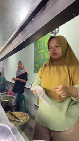 Mini vlog jualan nasi pecel, uni beneran sangat mini hahah #visitsurabaya #infosurabaya #surabaya #surabayatiktok #surabayakulinerinfo #surabayaterkini #surabayahitz #rekomendasimakanan #kulinersurabaya #kulinertiktok 