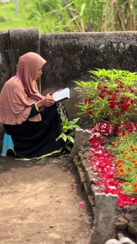 amalan opo mas seng pn gawe☺️ sak alam kubur do iri mas, makam e pn di bersihno bendino, di kirim fatiha bendino, marani makam bendino, makam di apik i wong tanpo kembang e mati🥀