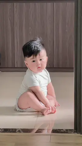 Có em bé dậy trước mẹ ra ngồi phơi nắng. Eo ơi iu ơi là iuuuu 🌤️🌤️🌤️ #embeo 