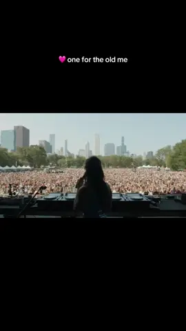 got a little misty eyed behind those chanels as i played this one 🫶 spent my years as a teenager in these exact crowds at lollapalooza and coachella, cultivating my love for music and the artists that raised me. couldn’t have even begun to imagine this could actually happen. i was so nervous to do this set and do a place that i love so much justice but this was the time of my life @Lollapalooza USA 