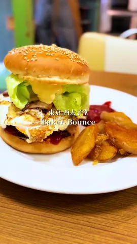 【東京グルメ】 西太子堂: Baker Bounce 三軒茶屋から徒歩8分。 百名店に何度も選出される数多くのファンを持つハンバーガーの名店。 お店はアメリカンダイナーな内装で細かいアンティークが可愛過ぎる。 オーダーは「ベーコンチーズバーガー」にエッグをトッピング。 BGMとキッチンからの調理音が心地よくワクワクが止まらない。 炭火でじっくりと焼かれたパティと厚切りベーコン。しっとりとしたエッグにフレッシュなレタス。チーズはトロットロで濃厚。 バンズは端っこがカリっとしておりこれが旨い。 沢山ハンバーガーを食べているけど、ここのハンバーガーは特に印象に残る。 肉汁とスモーキーなベーコンとレタスのバランスが神ってる。ポテトも主役級で何も付けなくても美味しく食べられます。 少し遠くても通いたくなる。人を惹きつける絶品ハンバーガーはここにあります。 次はハラペーニョチーズバーガーをロックオン。 西太子堂: Baker Bounce 東京都世田谷区太子堂5-13-5  月・火・水・木・金 10:30 - 15:00 土・日・祝日 10:30 - 19:00 L.O. 18:00 #東京グルメ#東京ランチ#東京ハンバーガー#西太子堂グルメ#西太子堂ハンバーガー#ベーカーバウンス#三軒茶屋グルメ#三軒茶屋ハンバーガー#ハンバーガー#アメリカンダイナー#チーズバーガー#ハンバーガー百名店#食べログ百名店#行列のできる店#三軒茶屋#三茶呑み#東京観光#三軒茶屋ディナー#西太子堂#炭火焼きバーガー#ハンバーガーの名店#湘南たくちゃん#東京の美味い店#ハンバーガー好き#話題のお店 #CapCut 