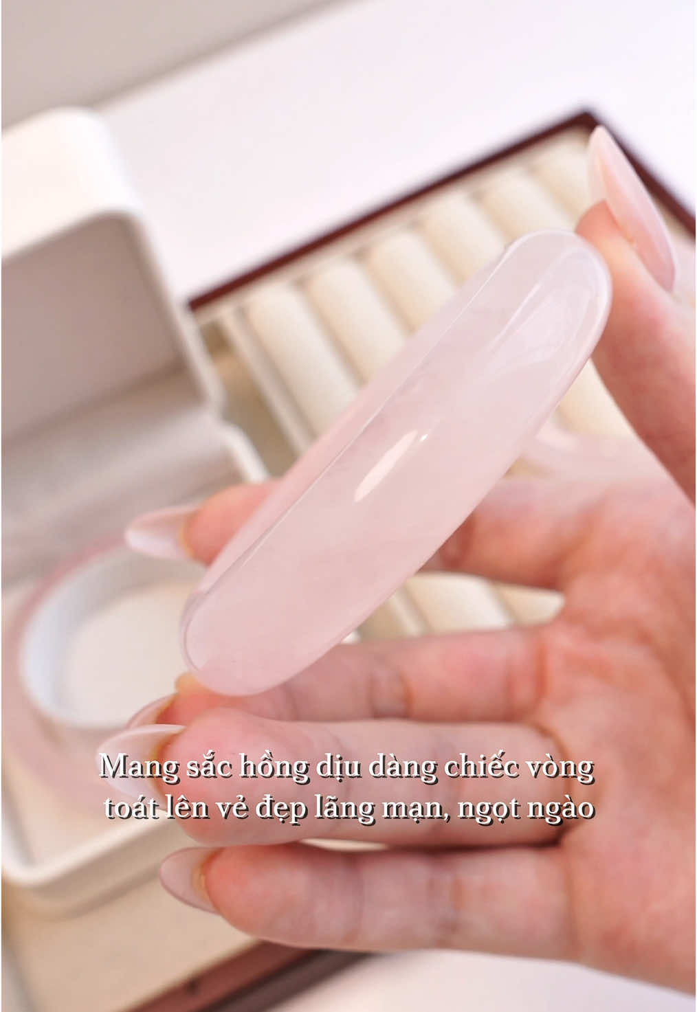 Mời các bạn cùng chiêm ngưỡng vẻ đẹp trong trẻo đến từ mẫu Best Seller của nhà Duyson nha 🤩  #duysongems #vongtayphongthuy #vongdaphongthuy #vongdangoccamthach #vongngocbich #khuyentaiphongthuy 
